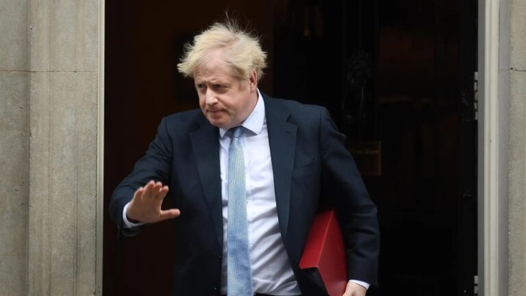 Nuevas fotos reavivan las acusaciones del «partygate» contra Boris Johnson