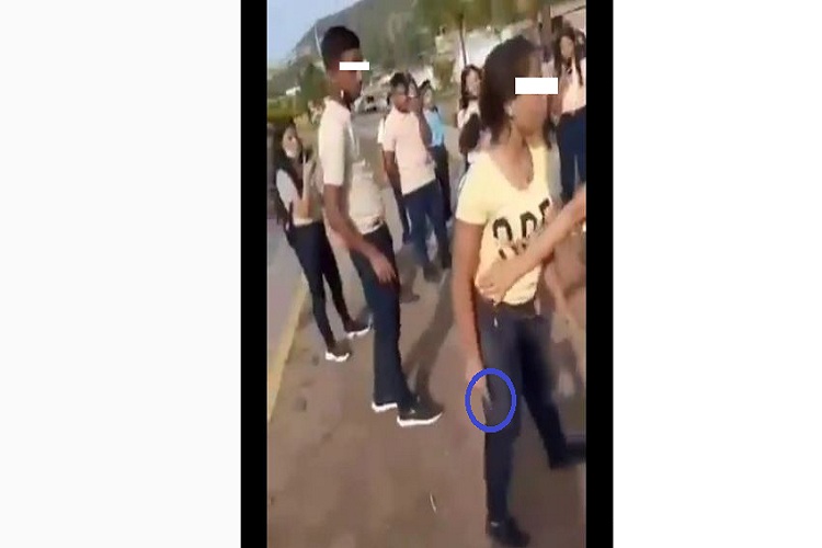 “¡Con cuchillo y todo!”: Dos estudiantes se enfrentaron en una pelea afuera de un liceo en Puerto La Cruz (+Video)