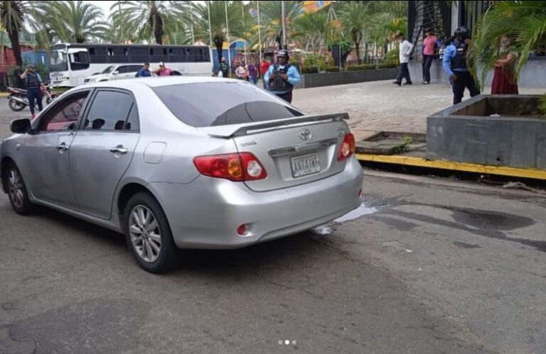 Acribillan a una pareja dentro de su vehículo en Bolívar