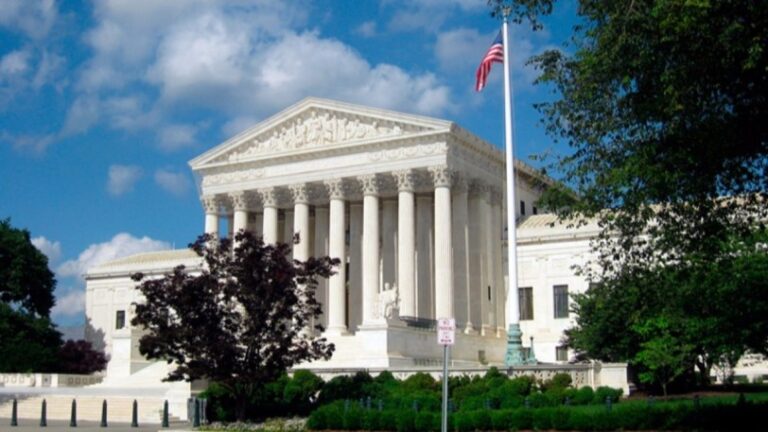 Corte Suprema de EEUU podría anular el derecho al aborto, según prensa