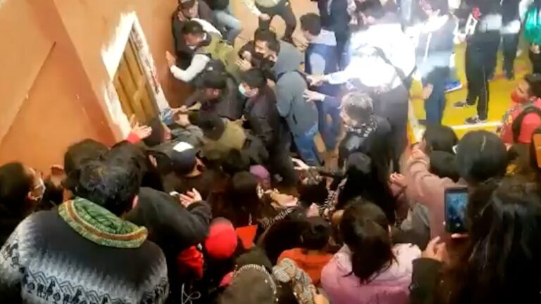 Estampida en una asamblea universitaria en Bolivia deja al menos 4 muertos y 70 heridos
