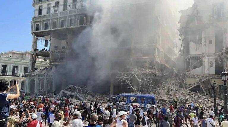 Una fuerte explosión destruye el Hotel Saratoga, frente al Capitolio de La Habana