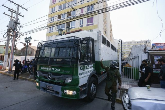 Venezolanos son desalojados de edificio que invadieron en Chile