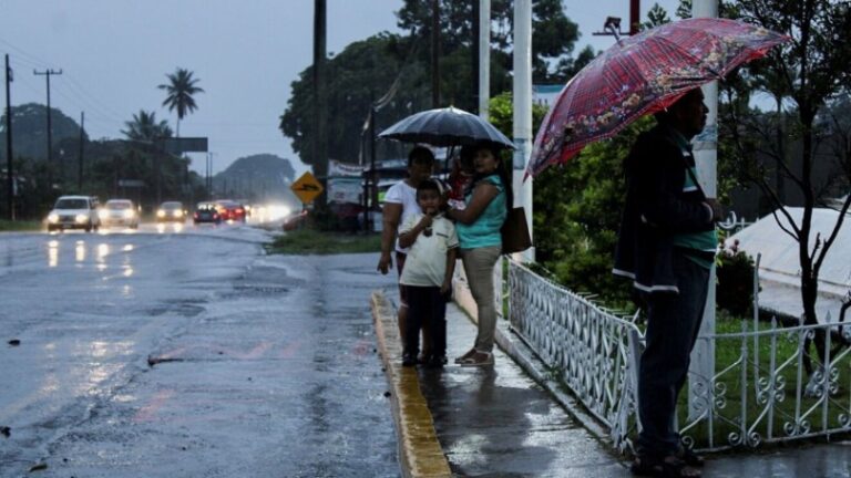 Al menos dos muertos deja el paso del huracán Agatha por México