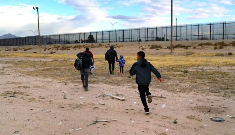 Un nuevo récord de personas trató de entrar a EEUU por la frontera mexicana; los venezolanos no figuran entre la mayoría