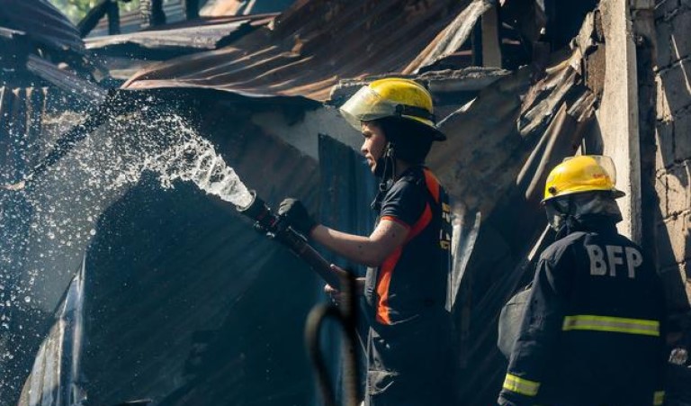 Un incendio en Manila deja al menos ocho muertos, incluidos tres niños