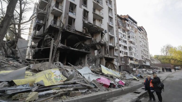 Rusia reanuda «ataques masivos» a acería de Mariúpol tras evacuación