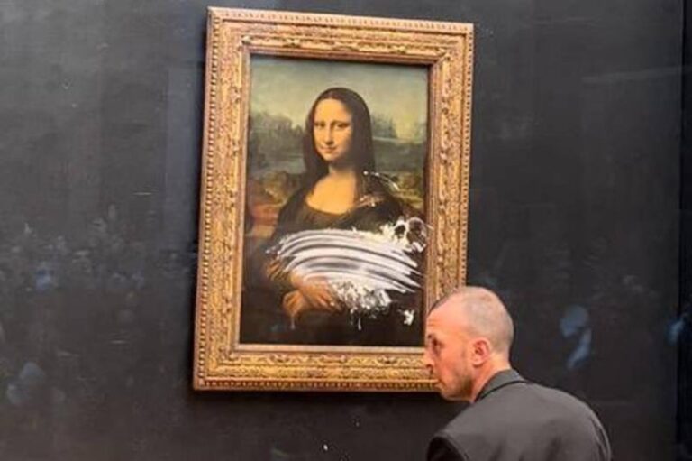Un hombre lanzó un pedazo de torta a la Mona Lisa en el Louvre