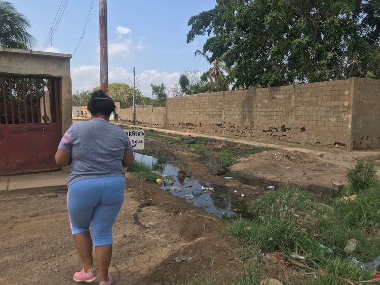 Habitantes de Sabana Larga improvisan para hacer sus necesidades por colapso del sistema de aguas negras