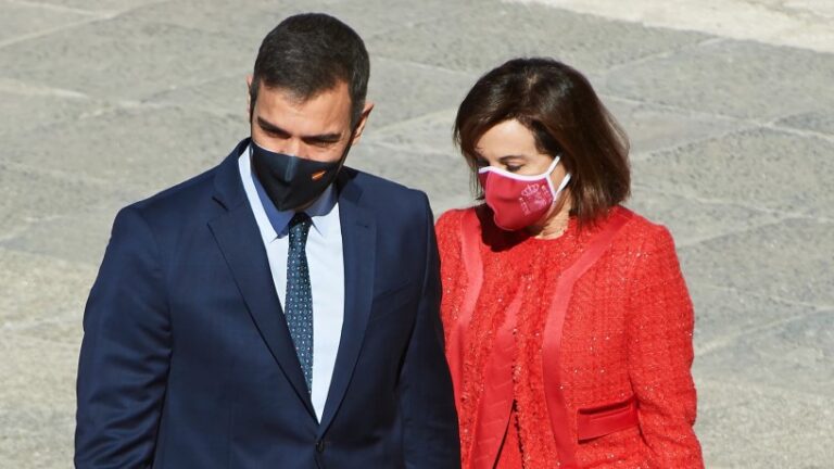 Pedro Sánchez y la ministra de Defensa española, espiados por Pegasus