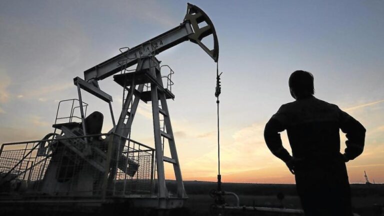 La UE negocia una vía que permita adoptar el embargo al petróleo de Rusia