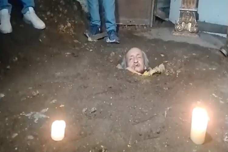Colombia: Abuelo de 74 años se enterró vivo en el patio de su casa por crisis económica