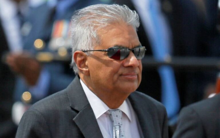 Un veterano político asume como nuevo primer ministro en medio de la crisis en Sri Lanka