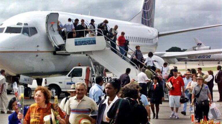 Cuba saluda que Washington permita más vuelos, pero lamenta que no elimine el bloqueo