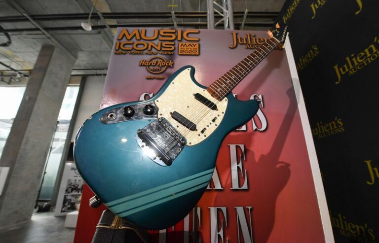 La mítica guitarra de Kurt Cobain en ‘Smells Like Teen Spirit’ se vende por casi 5 millones de dólares