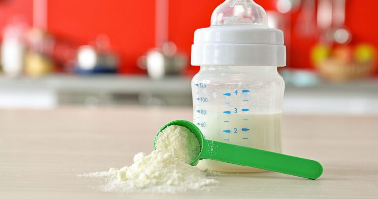 Consternación de padres en EEUU por escasez de leche en polvo para bebés