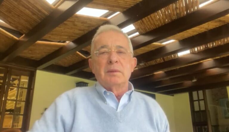 Álvaro Uribe arremete contra Gustavo Petro: “Es el candidato del castrochavismo”