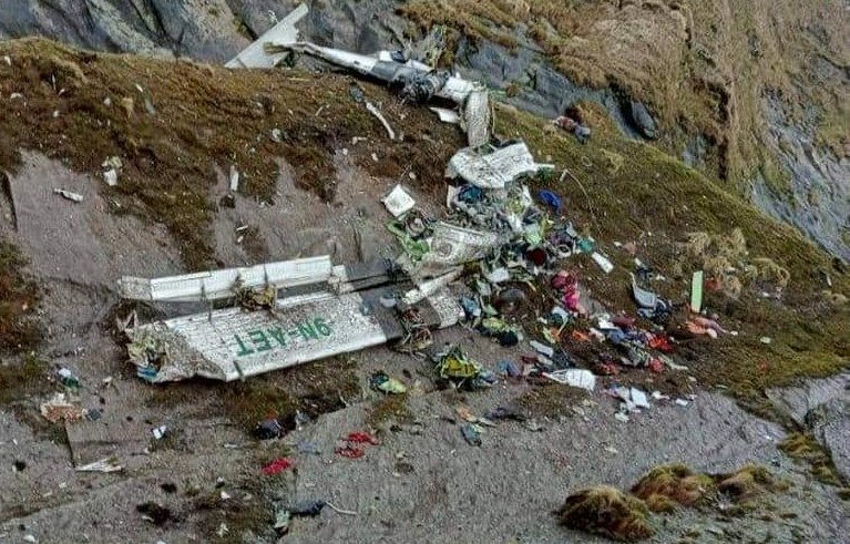 Encuentran los restos de 14 personas en el avión accidentado en Nepal