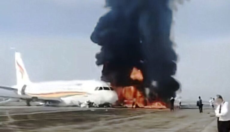 Avión se sale de pista y se incendia en el centro de China
