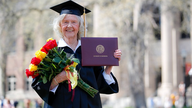 Con 84 años cumplió su sueño de graduarse en la universidad