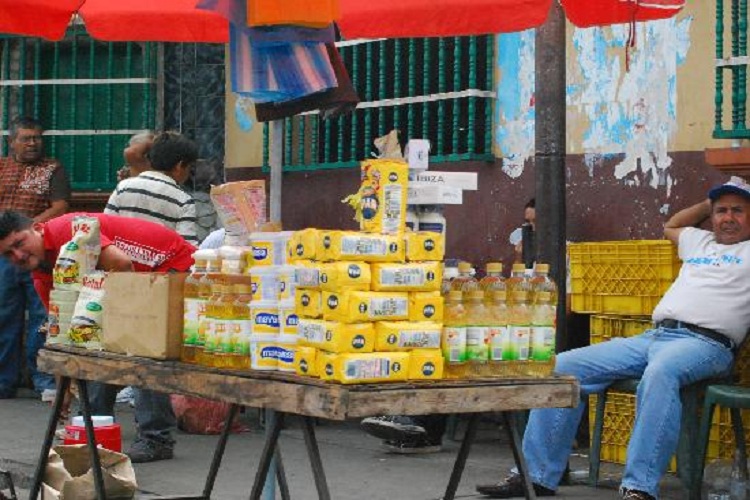 Siete millones de venezolanos trabajan en la economía informal, según organización especializada