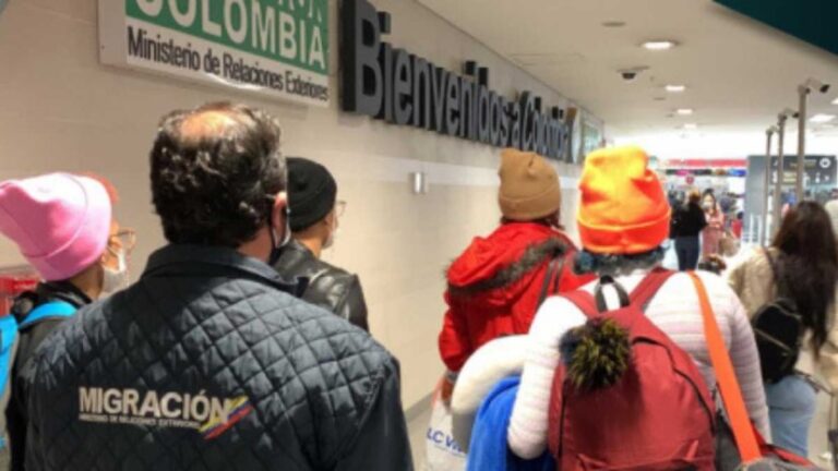 Una ola de colombianos vuela a México para llegar a EEUU
