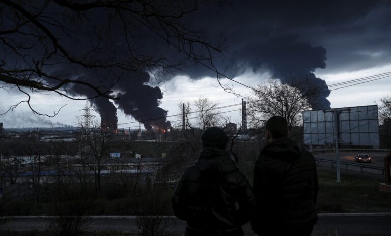 Ejército ruso atacó importante refinería en Ucrania