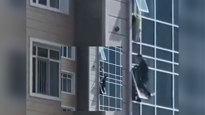 Un hombre logra salvar a una niña colgada de la ventana de un octavo piso (+video)