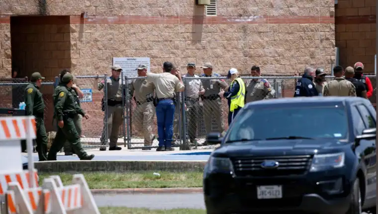 Testigos dicen que policía tardó en entrar en escuela de Texas