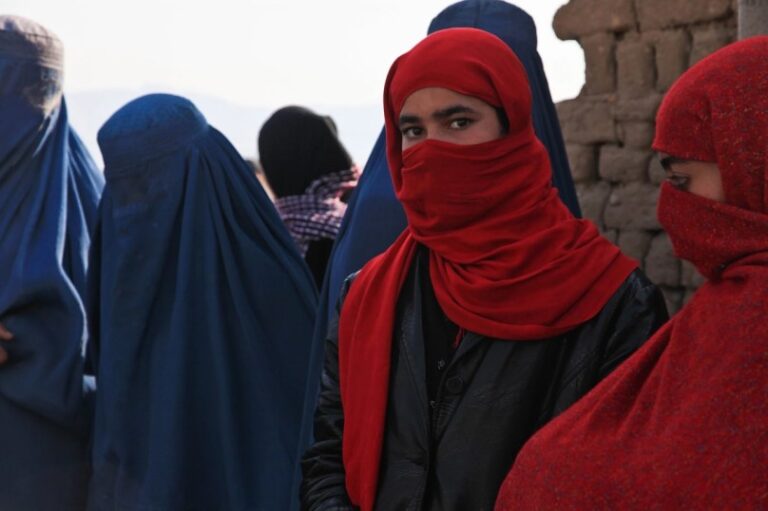 Talibanes consideran infundada preocupación por derechos de la mujer