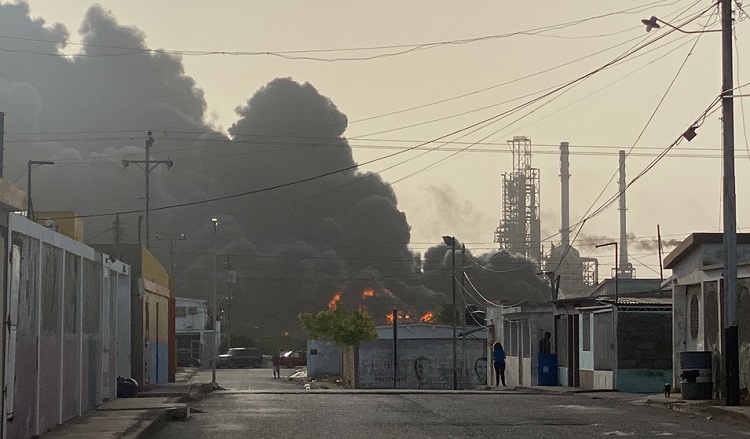 Reportan fuerte incendio en la Refinería Cardón