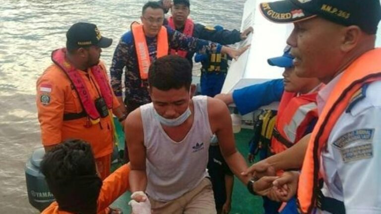 Once desaparecidos y 31 rescatados en el hundimiento de un ferry en Indonesia