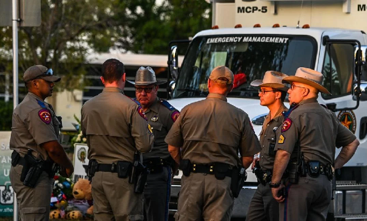 Policía de Texas admite que fue un error no entrar antes en la escuela