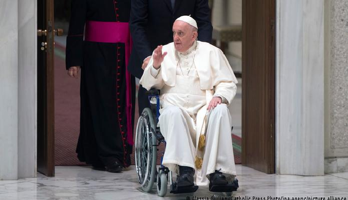 Papa Francisco se presenta en silla de ruedas por primera vez debido a dolor de rodilla