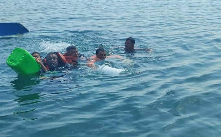 Dos adultos y un niño sobreviven a un naufragio con salvavidas y envases plásticos