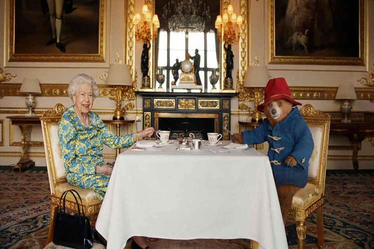 La reina Isabel II reveló qué lleva en su cartera en un cortometraje junto al osito Paddington