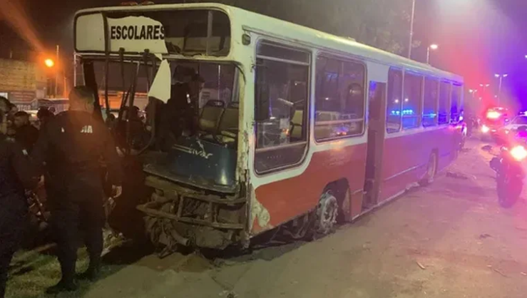Tres delincuentes robaron un autobús escolar en Argentina