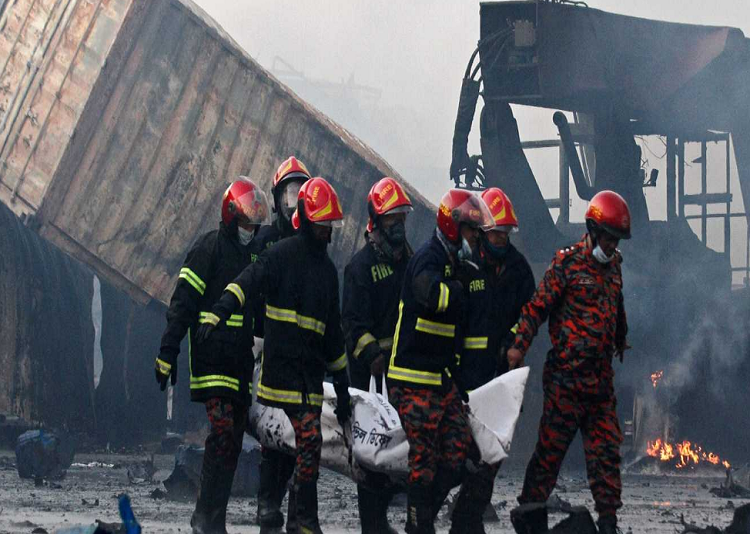 Al menos 39 muertos en una explosión de un depósito de contenedores en Bangladesh