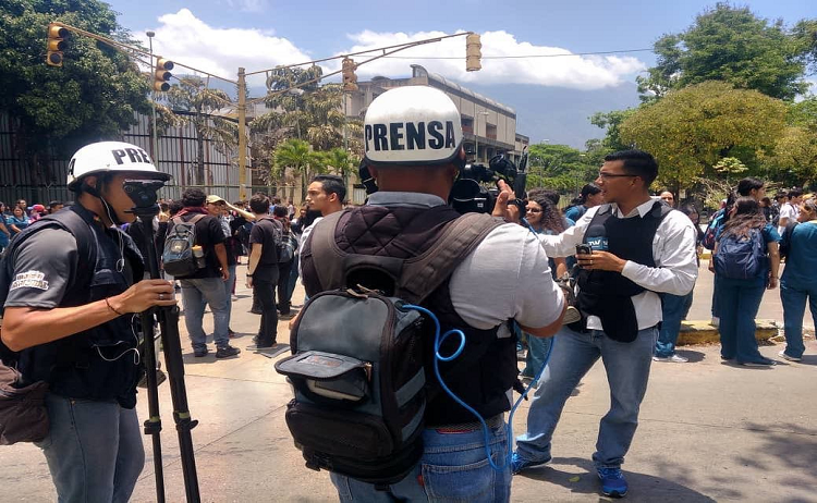 SNTP: Periodistas venezolanos ejercen con problemas para el acceso a la información, bajos salarios y cierre de medios