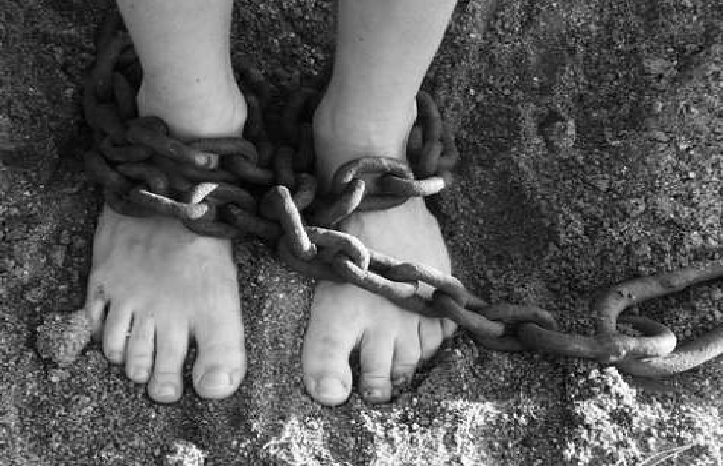 Mujer fue detenida por amarrar con cadenas a su hijo de 12 años