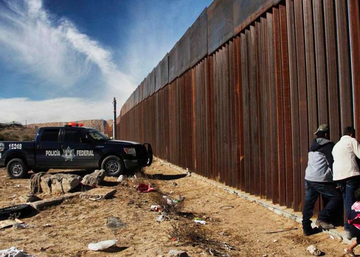 Migrante muere tras caer del muro fronterizo entre EE.UU. y México
