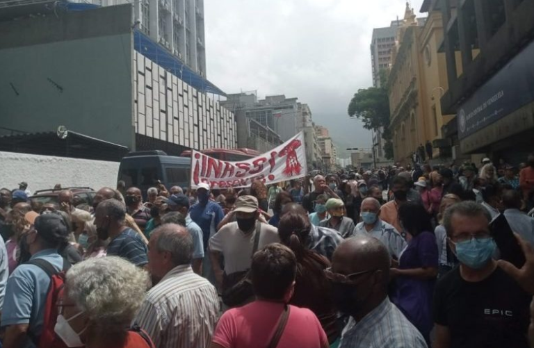 Fuerza pública retiene a jubilados y pensionados durante protesta en Caracas