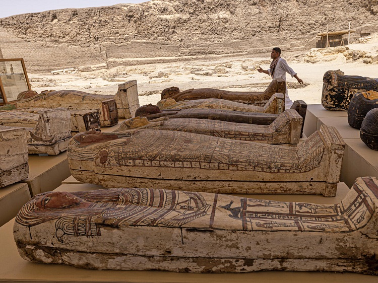 Descubren 250 sarcófagos y 150 estatuas de bronce en Egipto