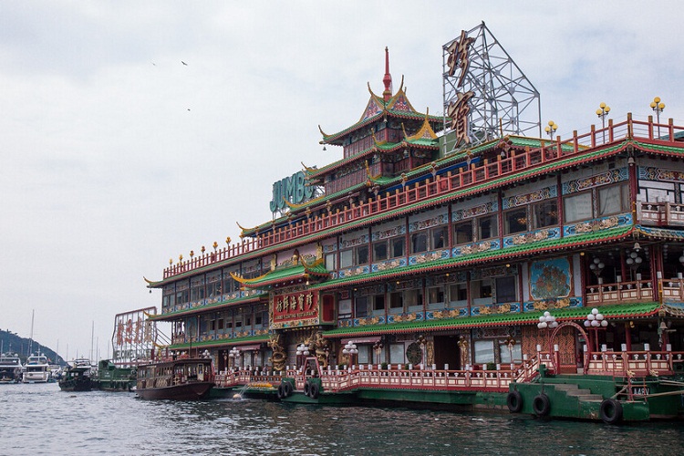 Se hundió emblemático restaurante flotante «Jumbo Kingdom»