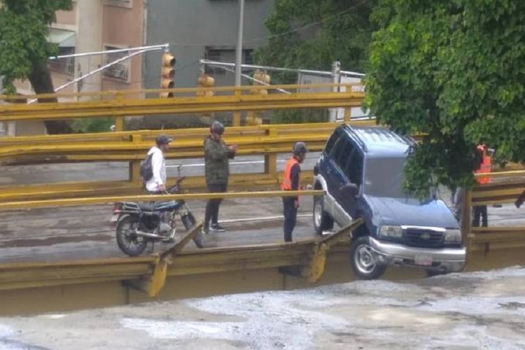 Camioneta casi cae al vacío desde un elevado en Caracas