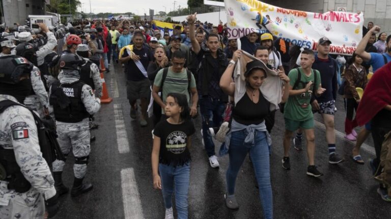 La mayor caravana de migrantes vista hasta ahora sale desde el sur de México