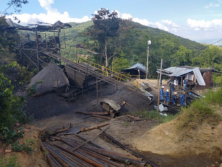 Un muerto y 14 obreros atrapados en mina de Colombia