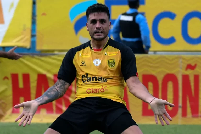 Suspendido Ramiro Rocca por mostrar sus genitales en la final de fútbol de Honduras
