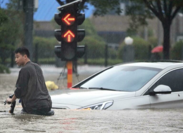 Fuertes lluvias dejan 10 muertos y casi 300.000 desplazados en China