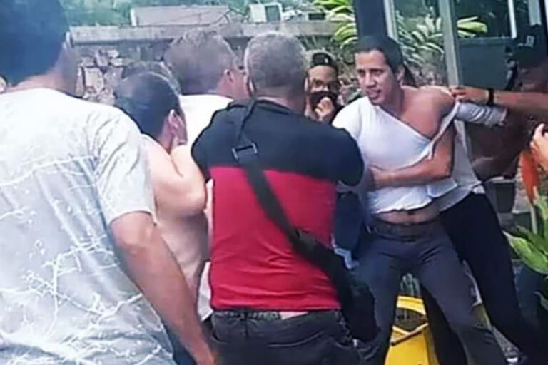 Juan Guaidó es sacado a empujones de un restaurante en Cojedes